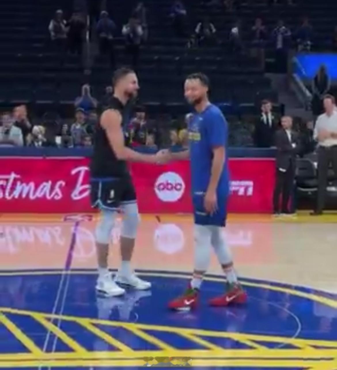 库里赛前热身还穿的耐克，比赛时换上了克莱的安踏签名鞋。 