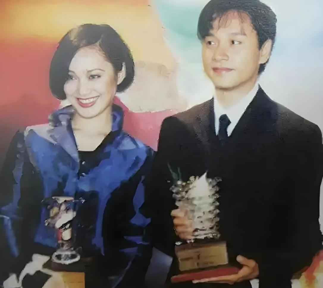 宁静回忆张国荣邀请自己看演唱会一路繁花 看到宁静回忆和张国荣的故事，真是让人心酸