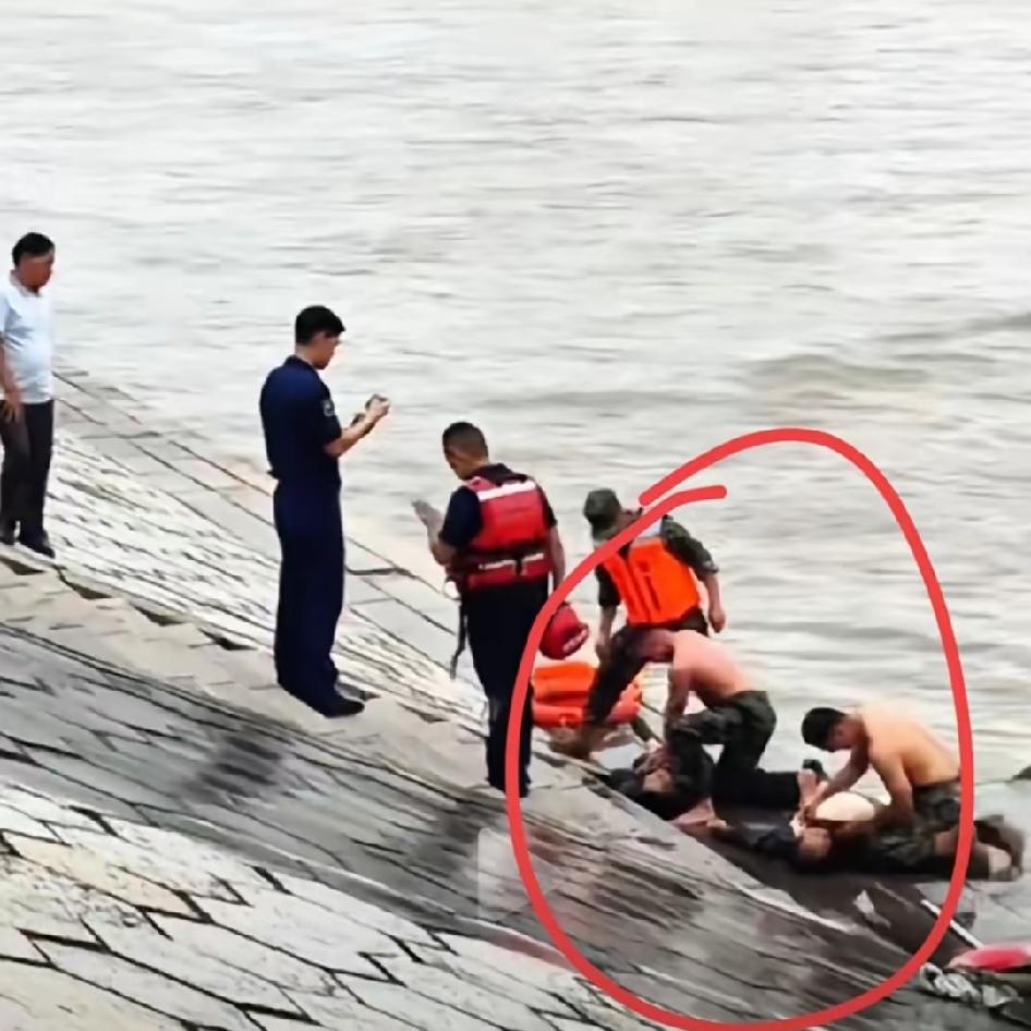 张家界2名钓鱼男子被洪水冲走，
看着实在让人唏嘘，
不幸遇难！
一开始应该保持冷