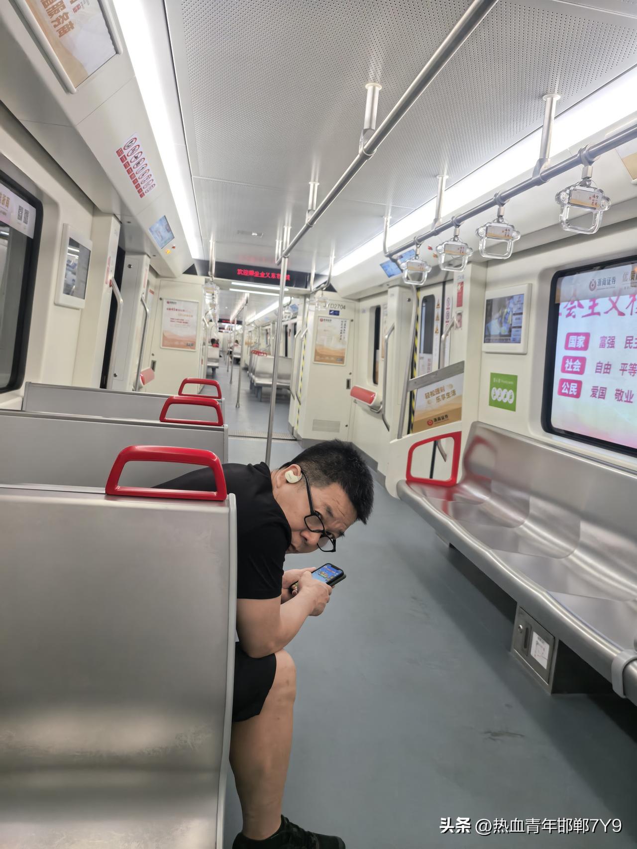 台风过后一片清静！
挨过凶狠的今年第九号台风“巴威”后，下午在义乌乘金义东轻轨前