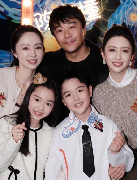 和陈思诚离婚快3年，佟丽娅还没再婚，很多人都猜错了。
有人说，是陈思诚太有才华，