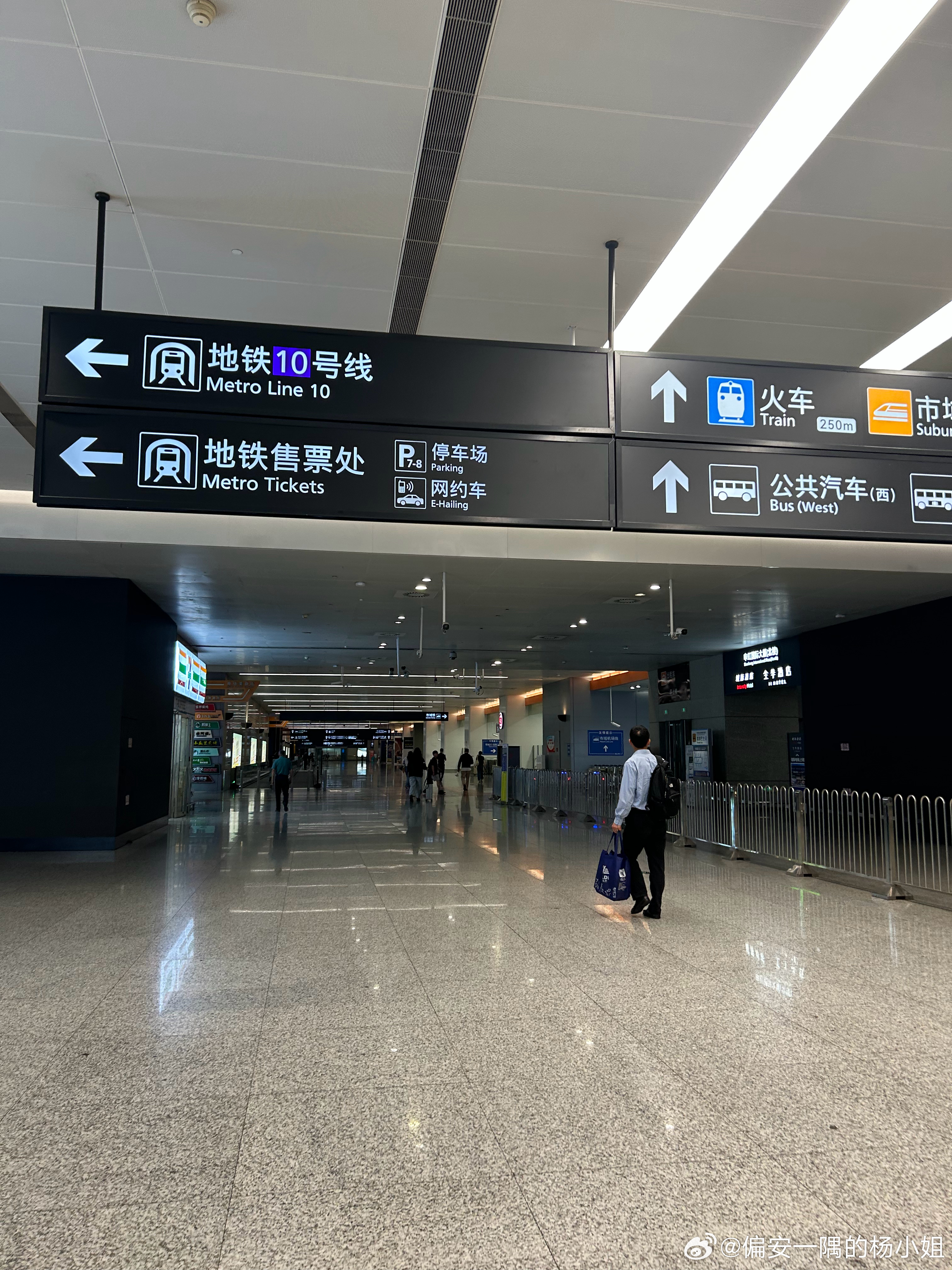 这些年的称谓：同事：杨老师，Autumn，杨San客户：杨工，杨经理。供应商：杨