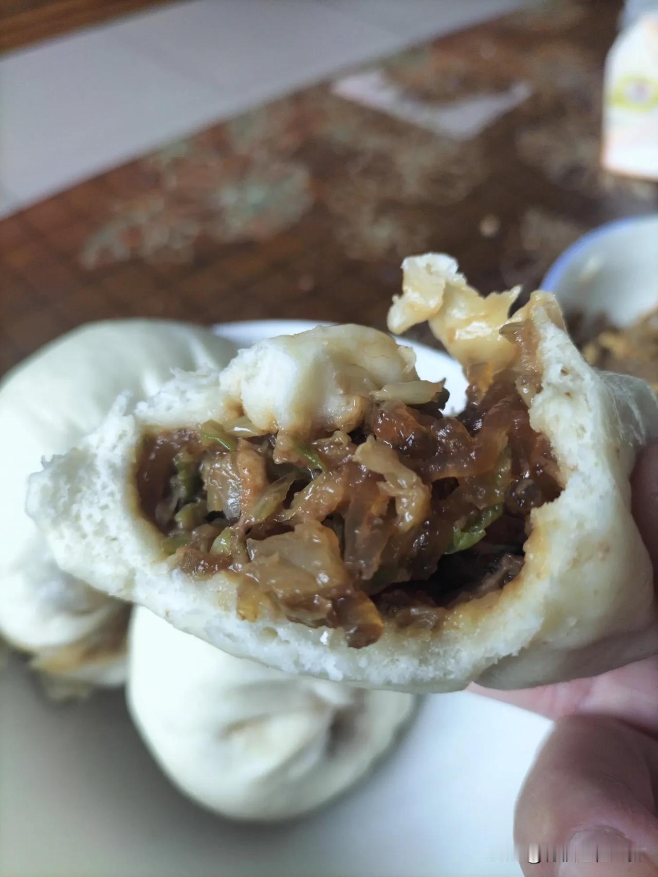 这包子皮儿硬，不白，没有买的白，买的软，馅儿就是白菜猪肉粉条，没有外面卖的，灌汤