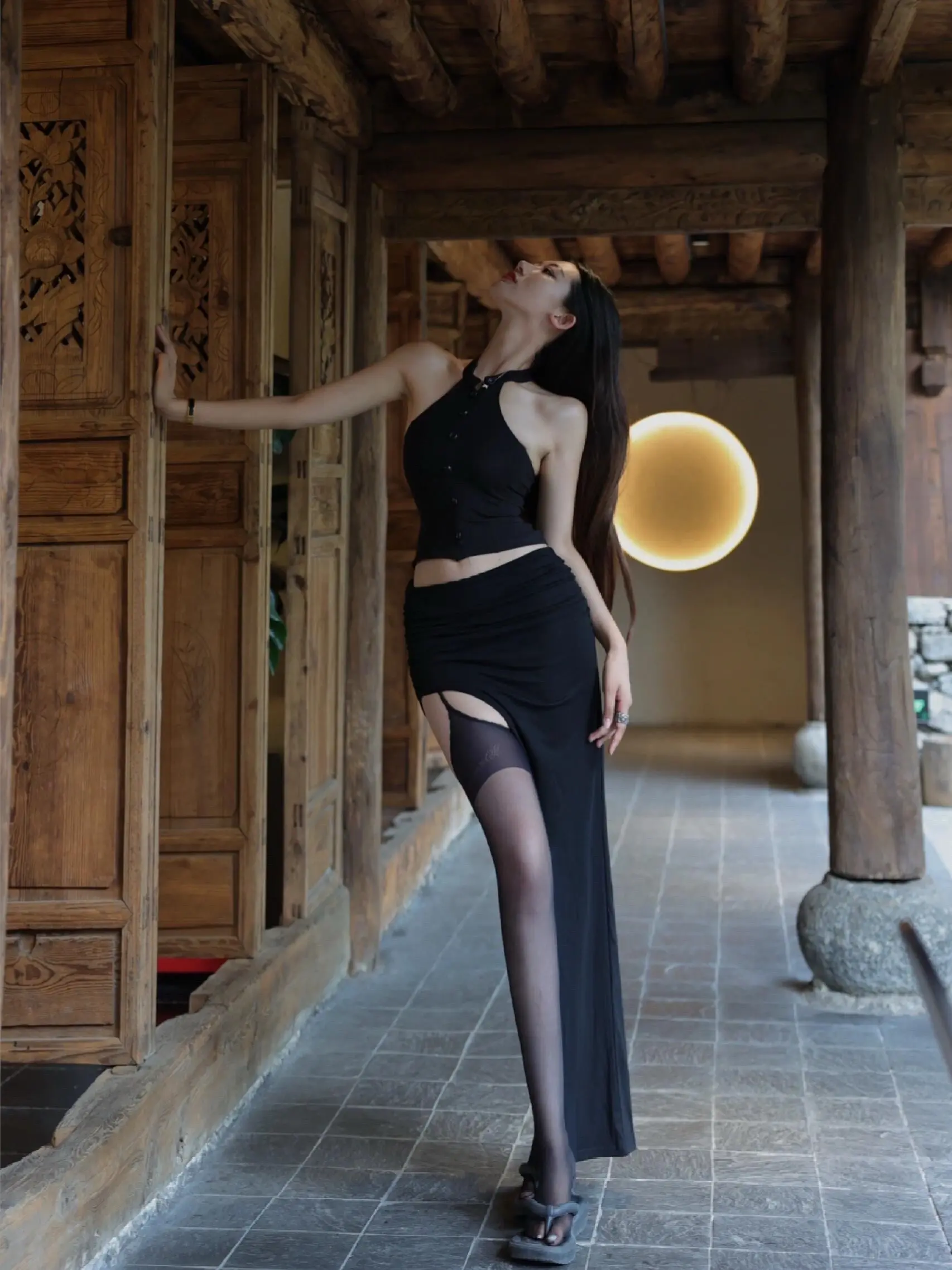 “在古色古香的木屋里，把自己活成一幅画🎨 黑丝与木质纹理的碰撞，是冷...