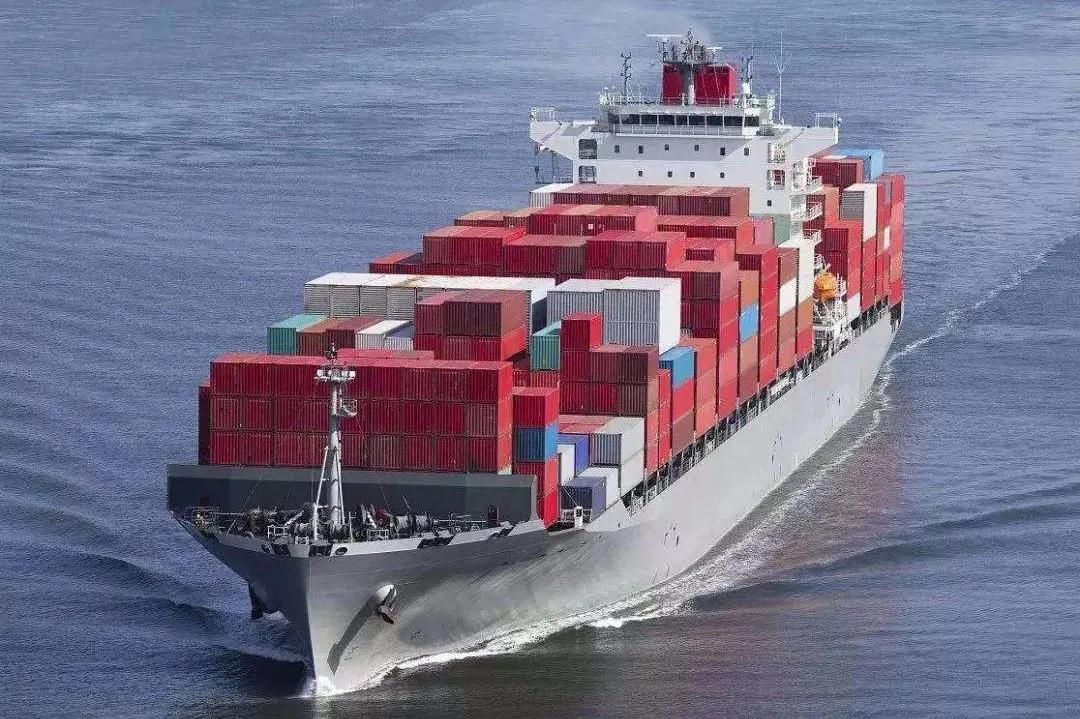 随着胡赛武装在红海攻击英美商船和油轮，目前英美各大航运公司开始陆续暂停红海航线。