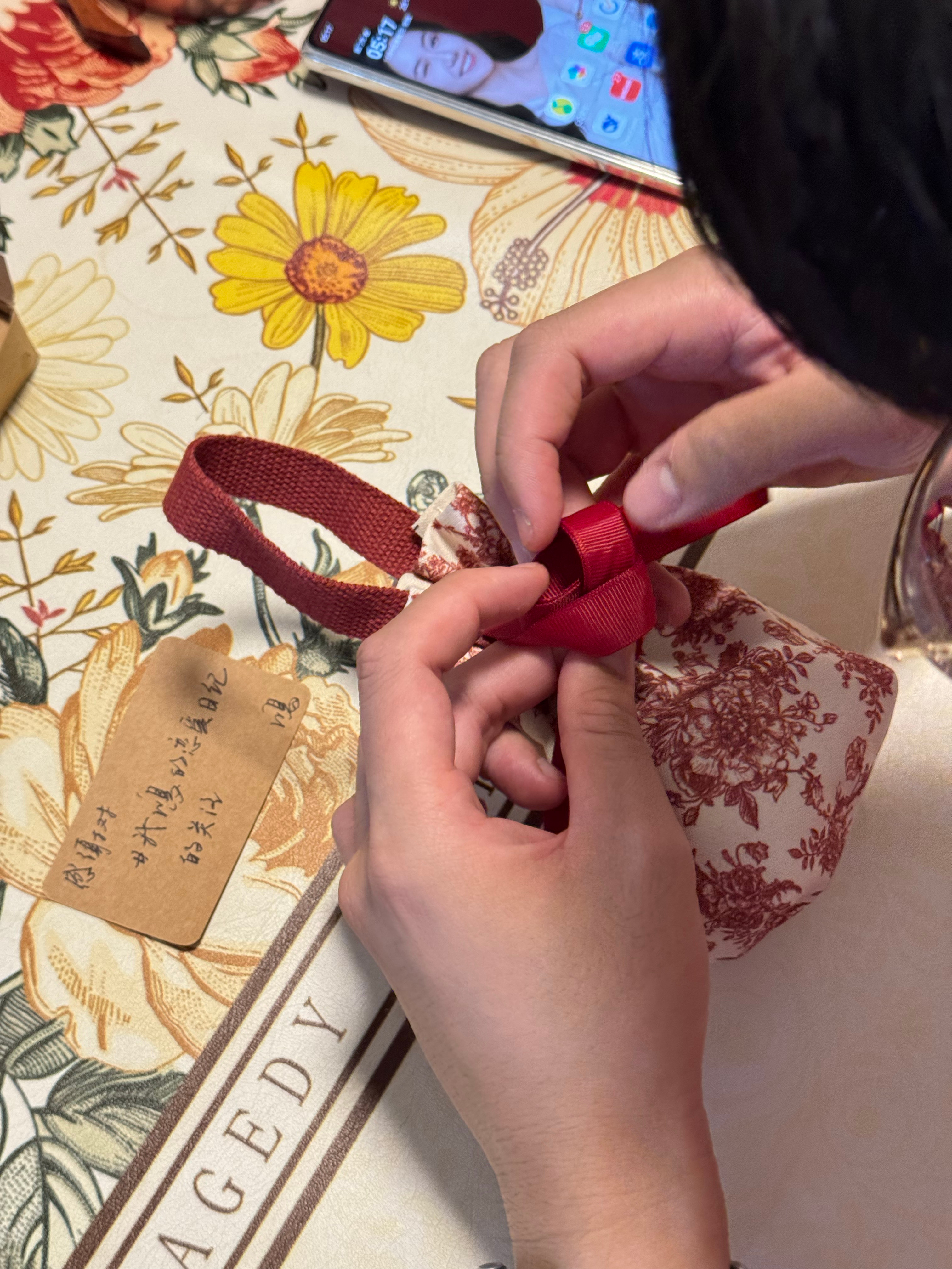 抽奖奖品已监督他手写好卡片[作揖]就是蝴蝶结怎么教都教不会[作揖][作揖]还说我