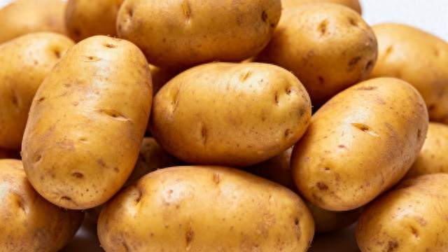 男子用土豆当主食半年瘦25斤