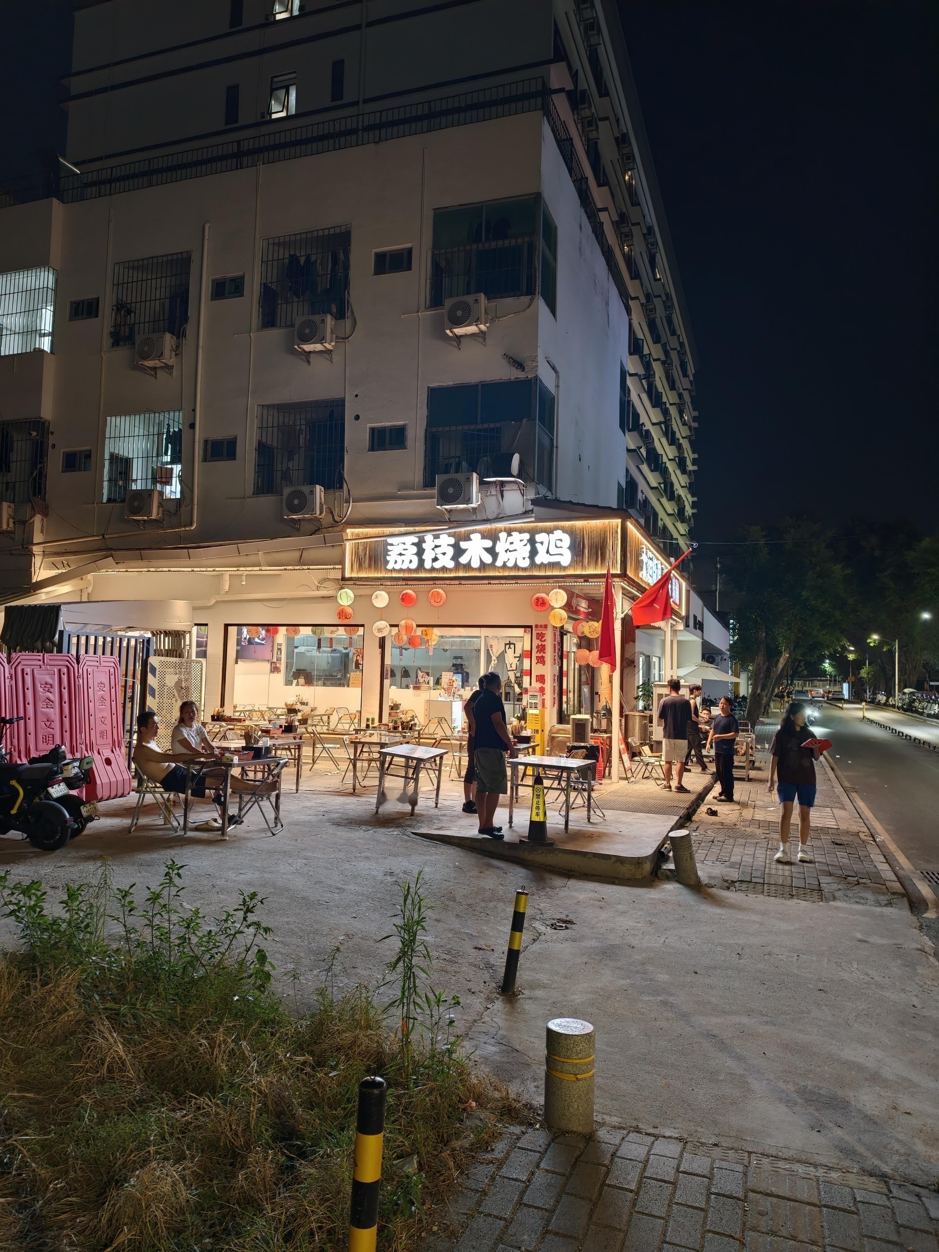 对了，昨晚去大运烧鸡吃饭，好吃（要是不好我就不发了）食材好、烤的也好，你看所有的