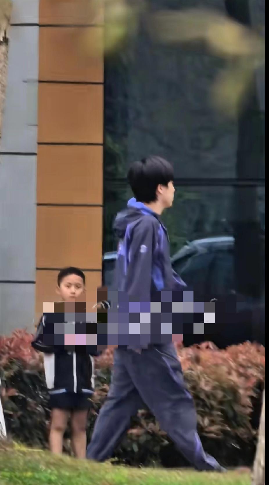 王楚钦对小朋友的偏爱都写在动作里了✨
 
谁懂啊！王楚钦在成都封闭训练基地，被小