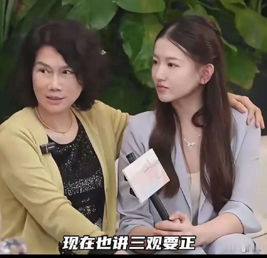 拉着手促膝谈心，以为是一场贴心贴肺的和好。
没成想说着说着董总又开始了数落。
说