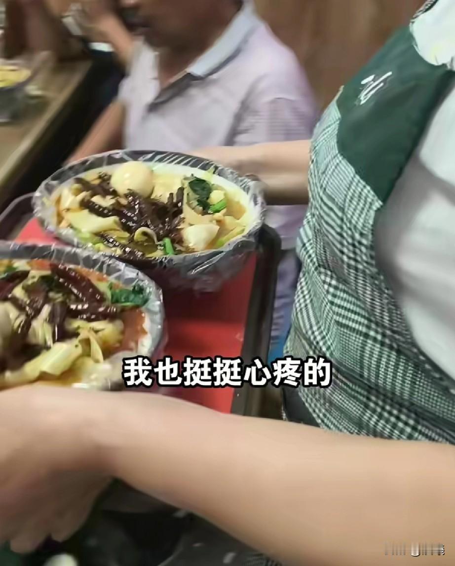 看哭了，老脸都不要了，就是为了一口吃的。

9月10日，河北廊坊街头，四位六十多