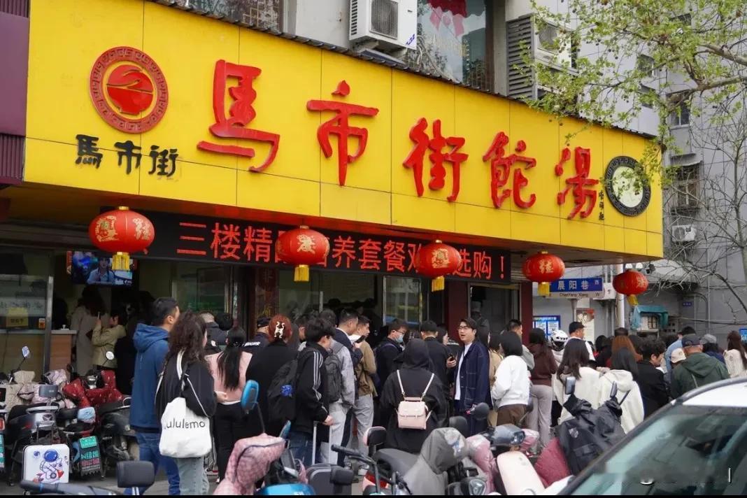 不懂就请教，徐州市马市街的一个早餐点店，天天吃客爆满，就为喝一碗汤，可这汤名为何