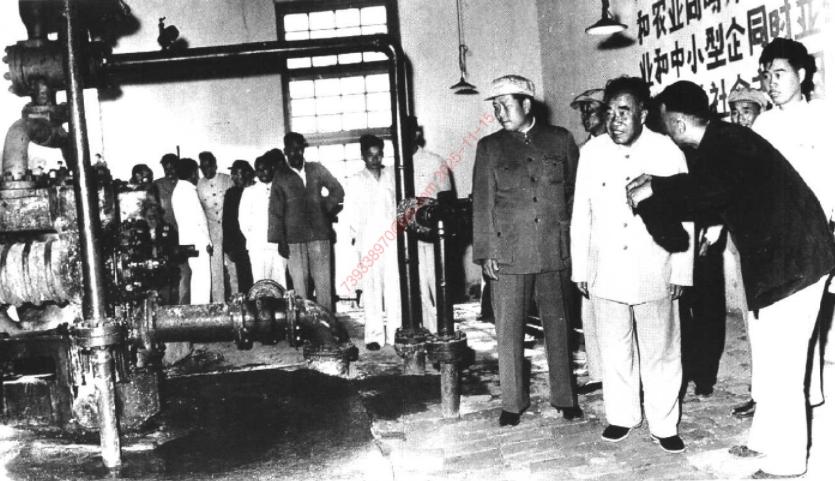 1958年7月，朱德视察玉门油矿大型注气厂。