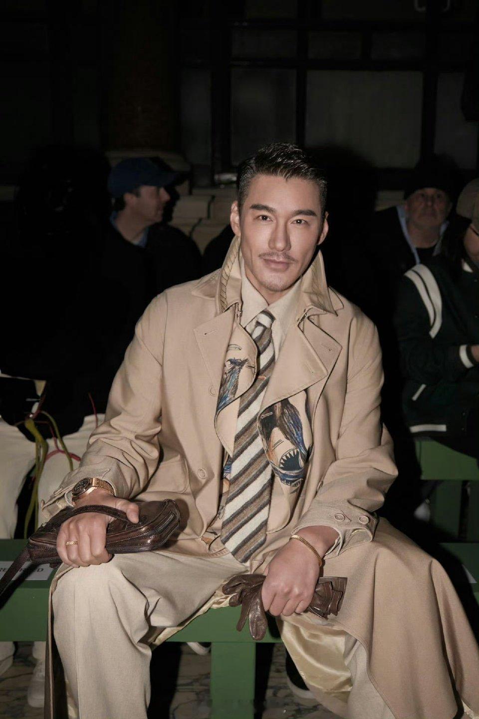 胡兵毛秋裤外穿走机场 超模气场就是不一样，毛秋裤外穿也能走出机场大秀，帅到犯规。