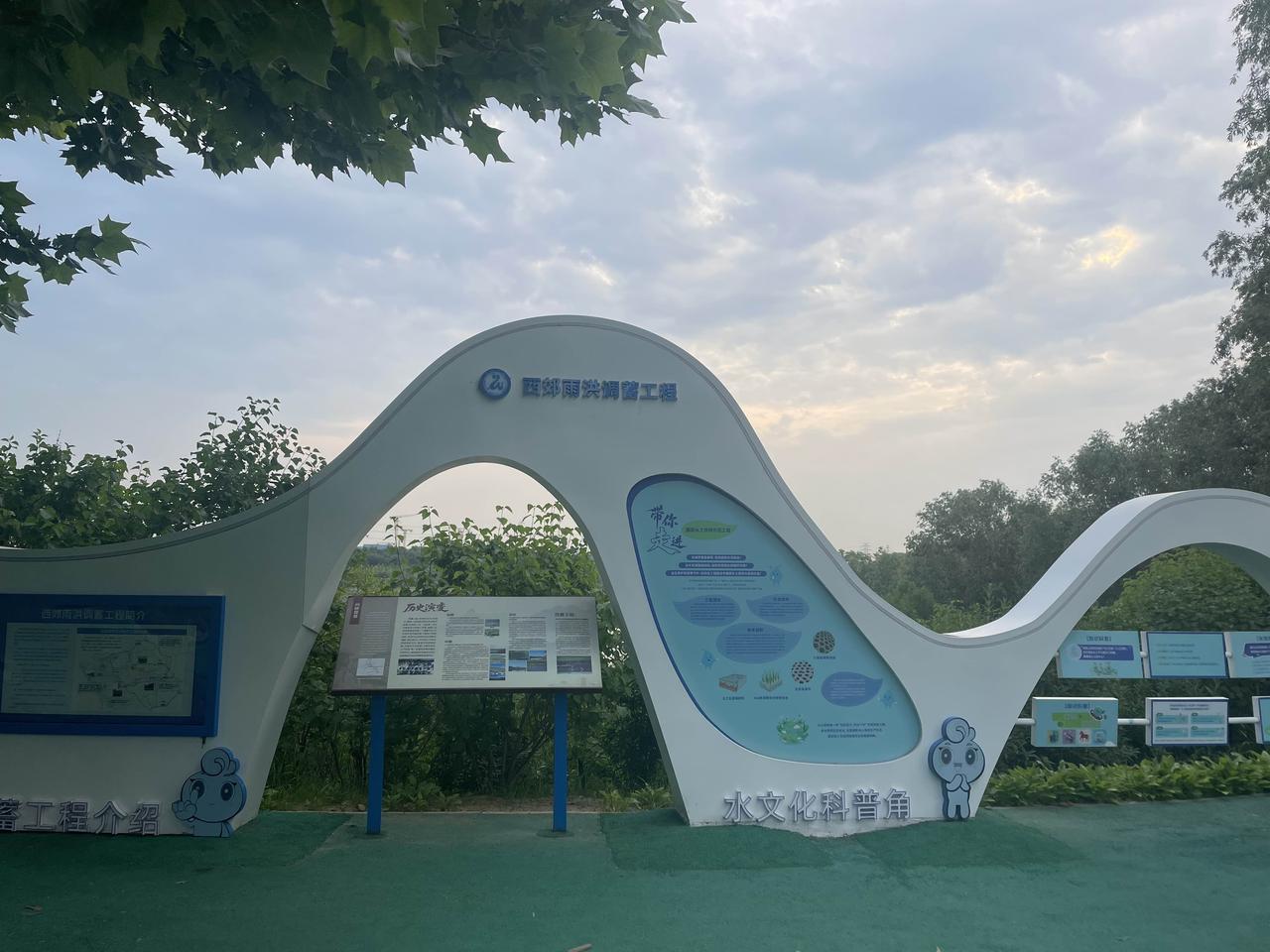跑步要穿合适的鞋，选择合适的路。
今晨5公里跑完，感觉双腿膝盖发紧。今早不用送孩