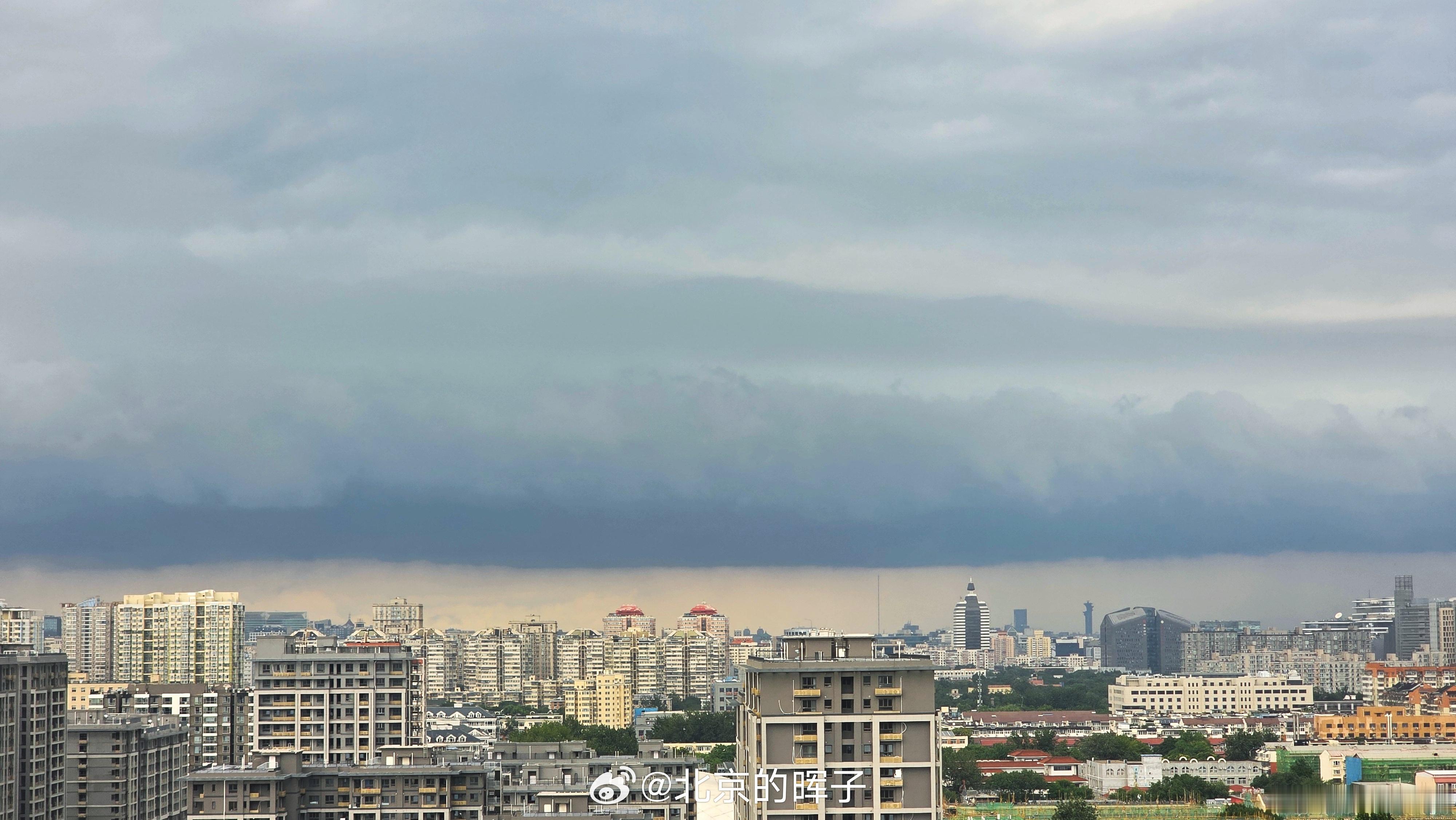 雨追你跑，海淀刚才瓢泼大盆，南二环地干的… 