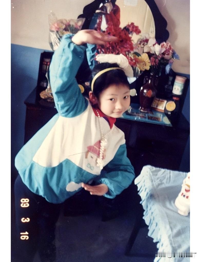 这是一九八九年，小女孩在家中的留影。当年青涩靓丽的她，如今已是家喻户晓的大明星与