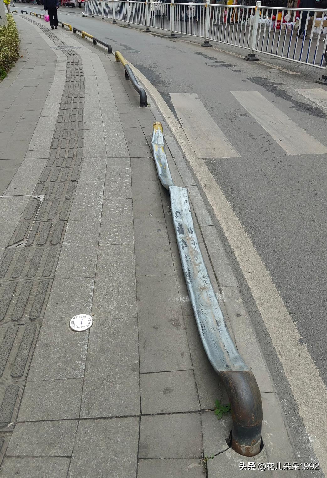 都反复压成一片纸了，还不撤掉干什么？
   有没有人发现这种低矮的保护不了行人，