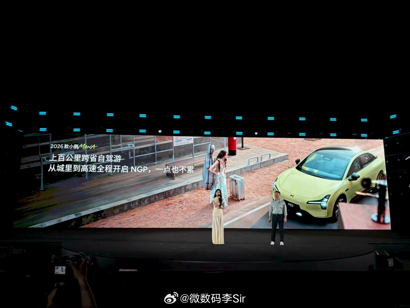 作为小鹏MONA M03的代言人和车主，欧阳娜娜常与何小鹏交流用车心得，直言新款