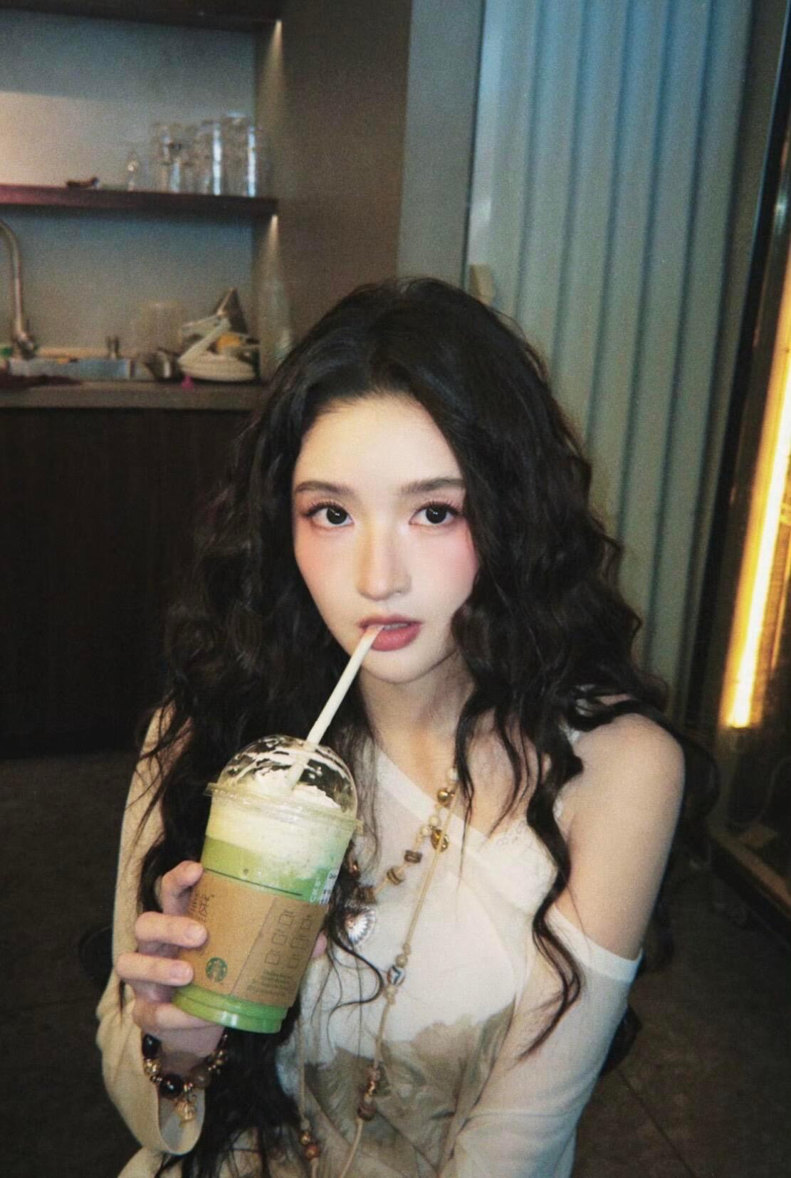 王姐这个发型真的太有气质了 如此美貌王玉雯