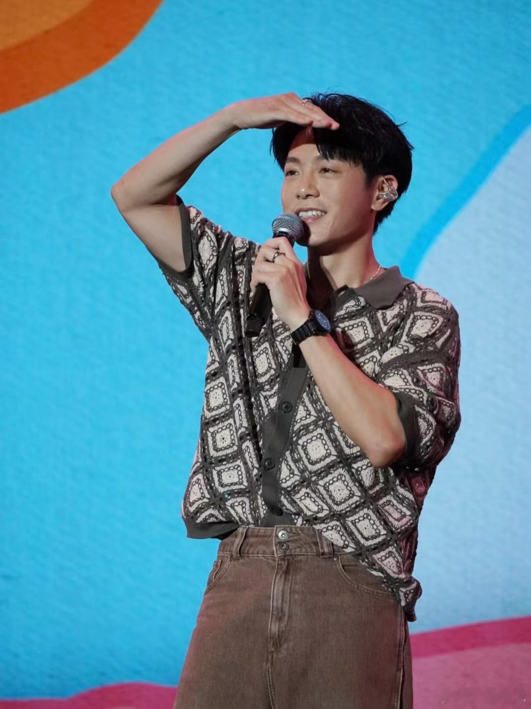 浪姐披哥组队给韦礼安巡演打call 阿如那太有梗，让韦礼安抱着人形立牌唱《还是会