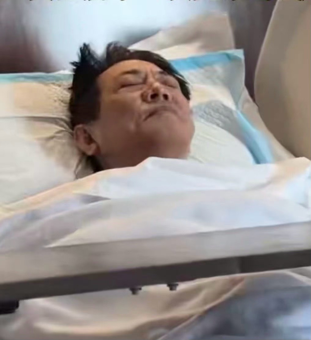 这照片谁拍的？[思考][思考][思考]李连杰生病住院 ​​​