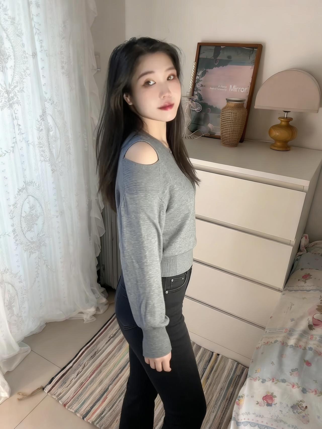 白纱帘筛下的光 是揉碎的云朵
灰针织的露肩处 漏出一截月光的白
发丝垂落肩头 像