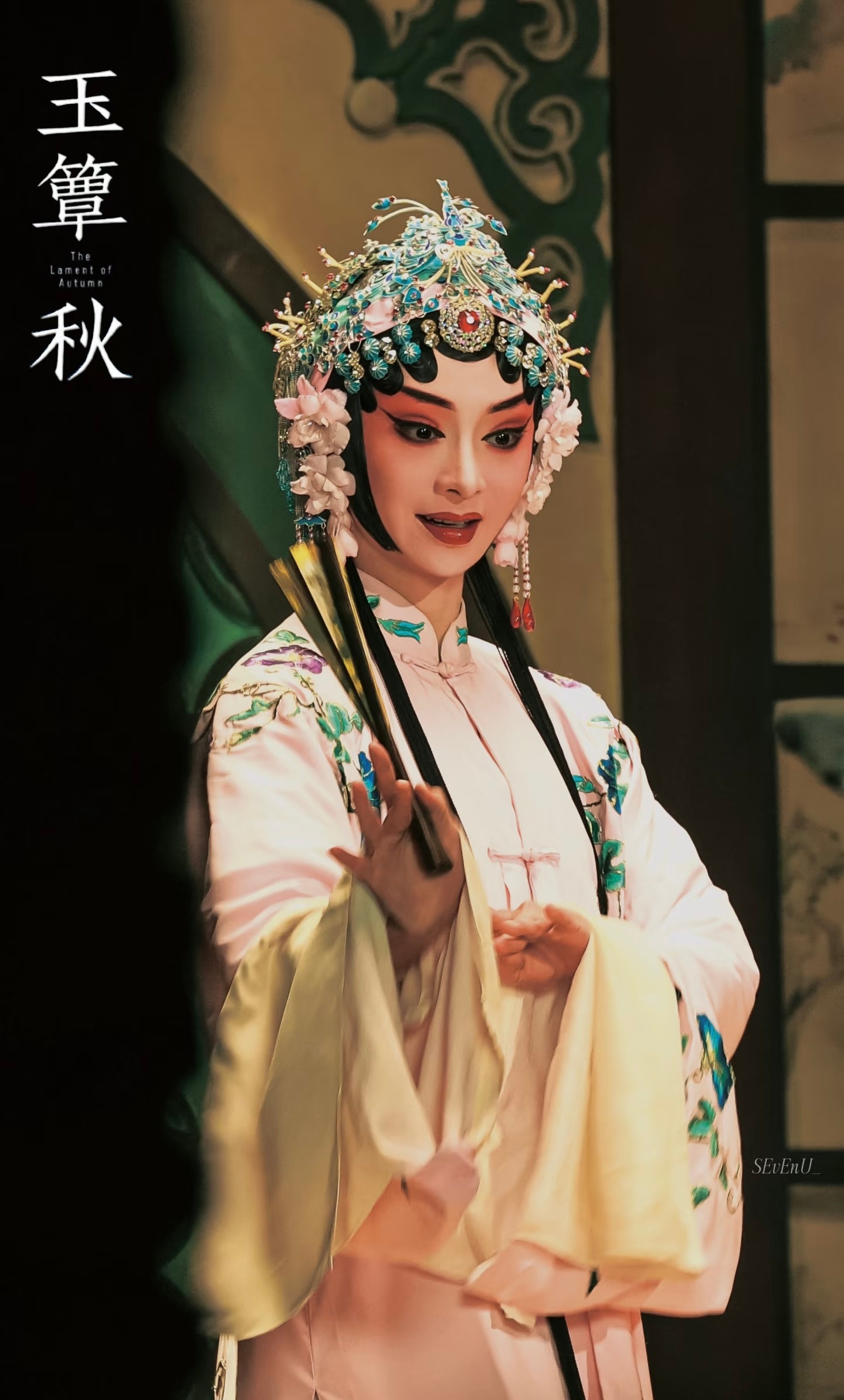 周洁琼昆曲扮相周洁琼昆曲扮相太绝了！眉眼间尽是古典韵味，淡粉戏服衬得温婉动人，水