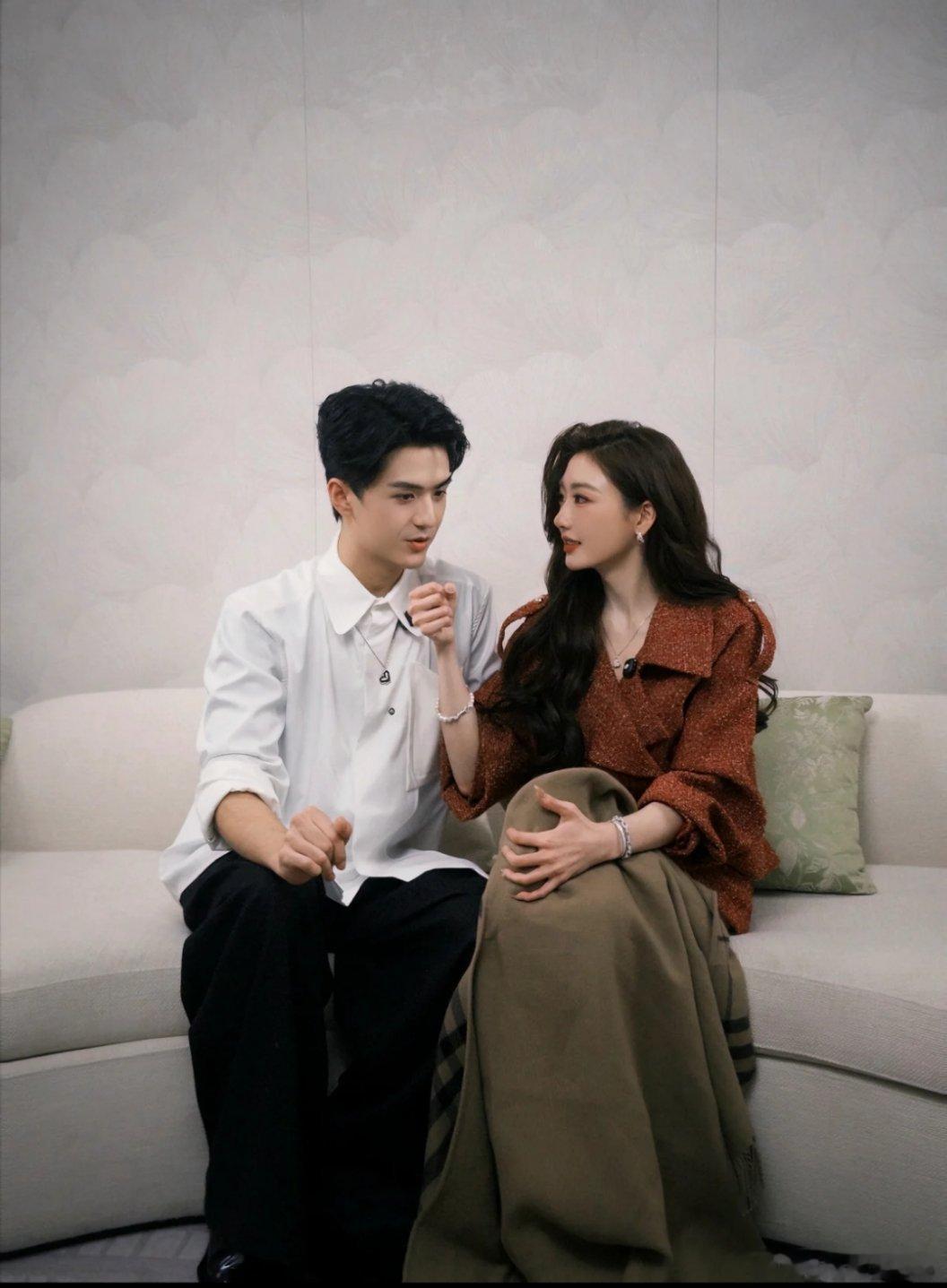 毓言cp这个是干啥呢？好期待采访综艺节目