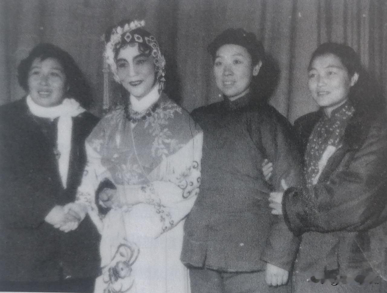 1956年，在河南省首届戏曲观摩汇演中，豫剧四大名旦在后台同框。
自左到右：崔兰