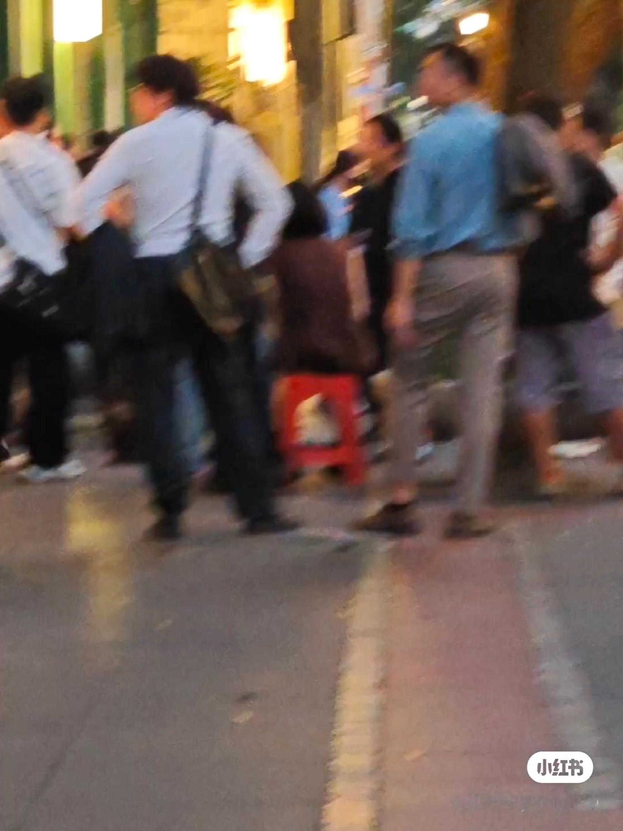 刷到一个广东梗就算是王韵娜来到广东也给坐省凳[哈哈][哈哈][哈哈] ​​​