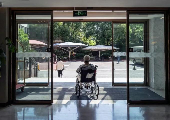 【异地就医、专业护理、陪护假......独生子女的养老焦虑谁来兜底？】异地就医成