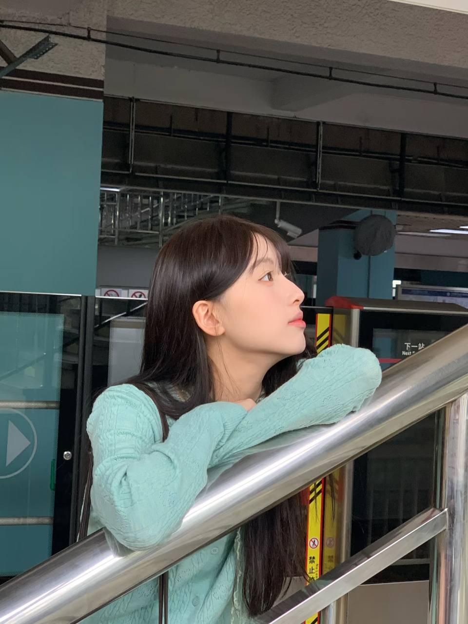 在地铁站的静谧时刻，她倚靠栏杆，仿佛在等待下一站的惊喜。高清美女 日常 地铁女学