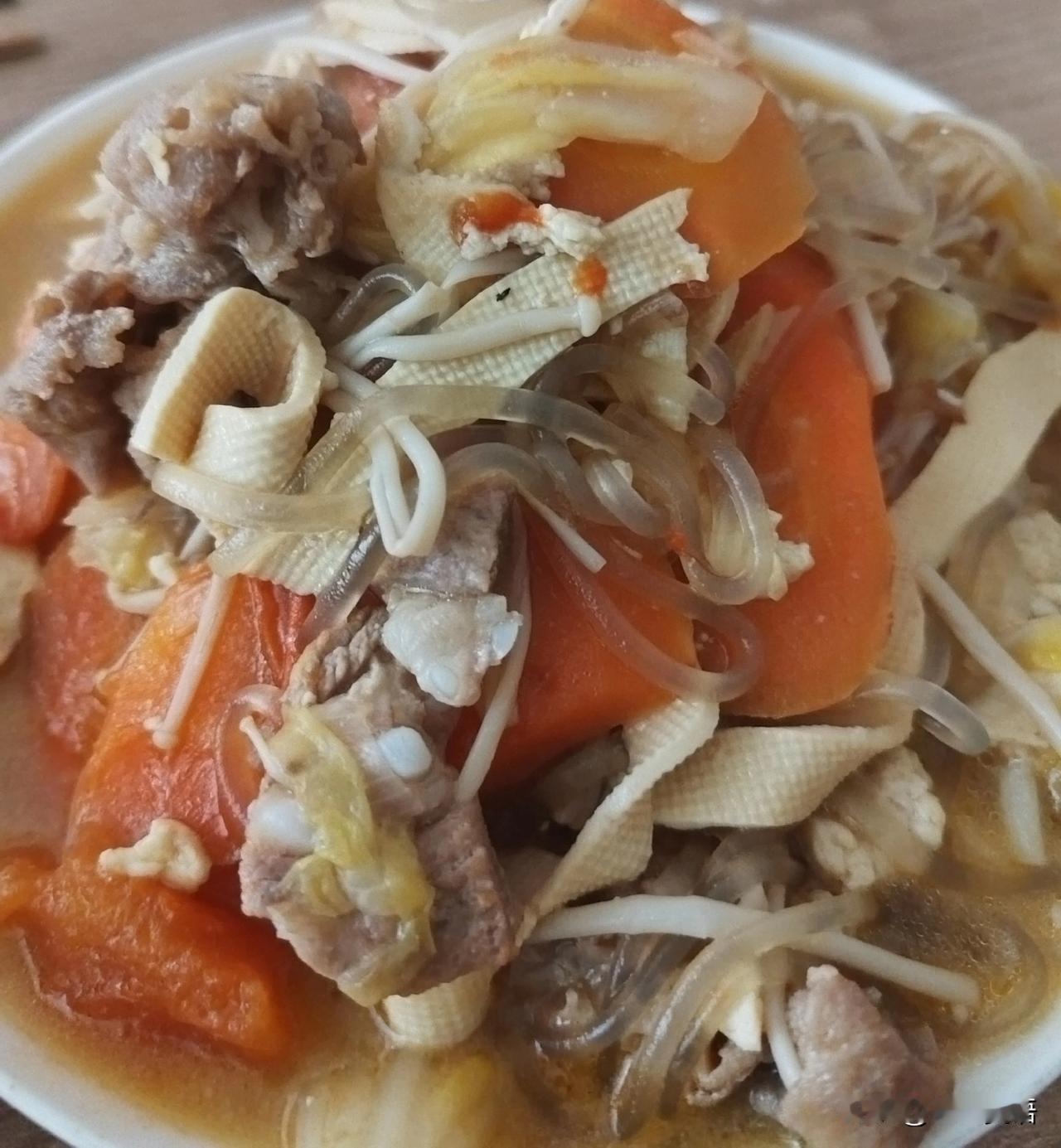 高中生不在家吃，午饭就是一锅乱炖，不需要任何厨艺，煮熟了就行[呲牙][捂脸]