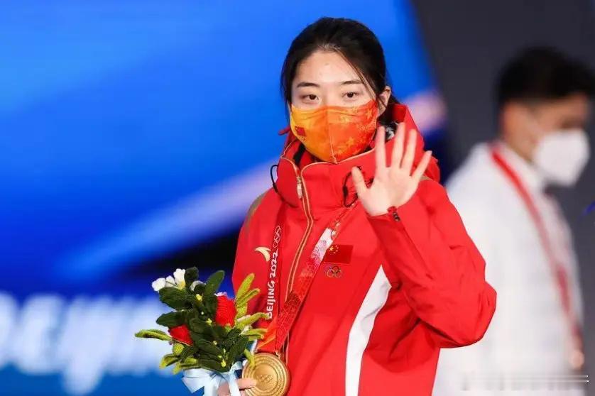 冬奥冠军曲春雨官宣退役：上届搭档武大靖夺混合团体接力金牌北京时间2月10日，29