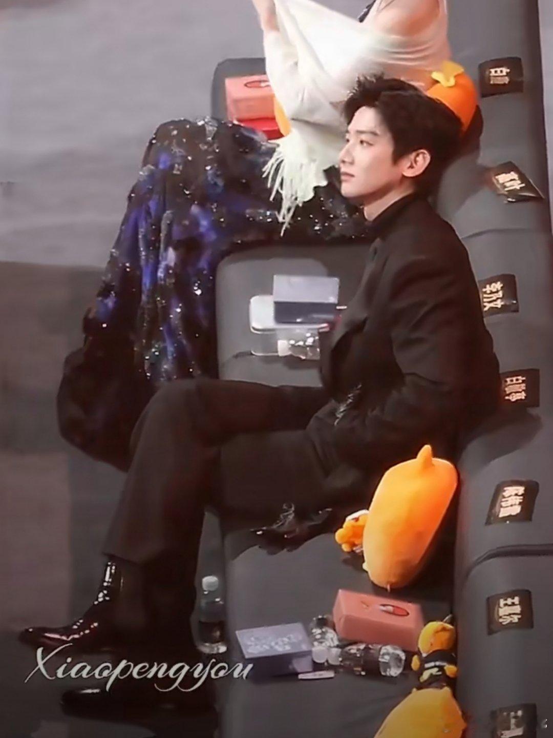 白敬亭偷吃幻视我上课偷摸吃零食的样子