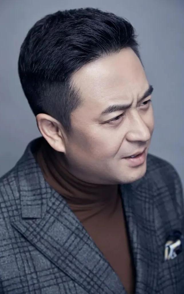 演员张嘉译说，拍摄电视剧主角，条件非常艰苦，老剧场，没有空调，大夏天的，又热又闷