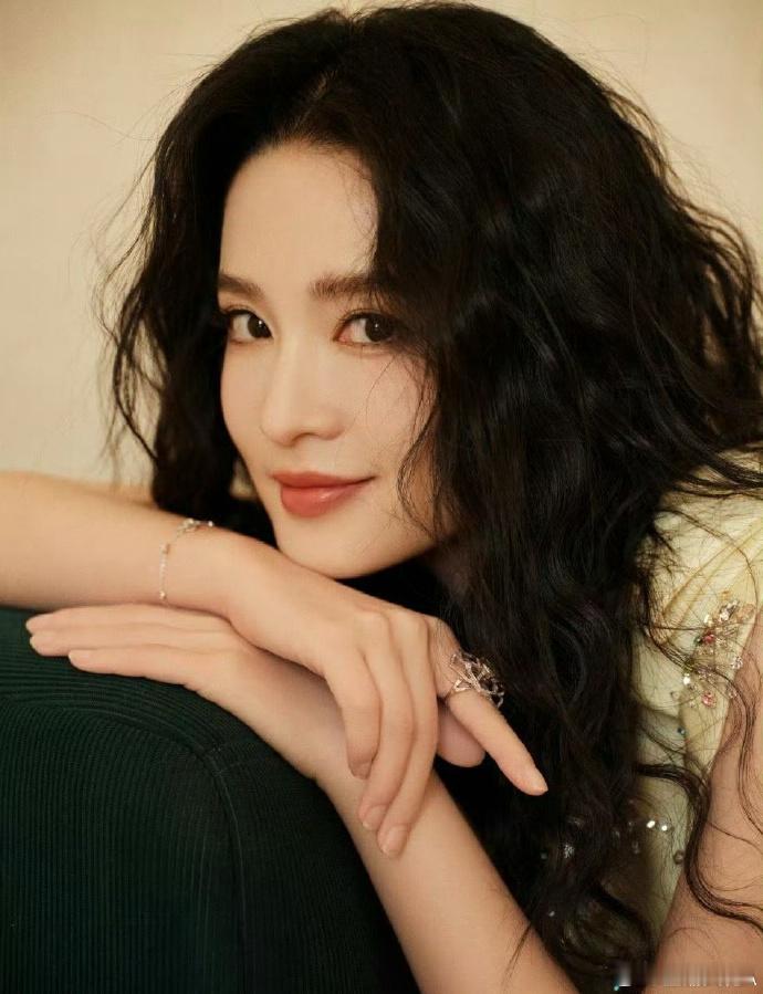 李沁红血顶奢高定待遇  李沁特别定制高定手稿图  欢迎来查收一下美的无比优越的李