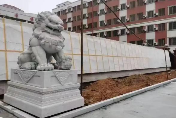 “太炸裂!”江苏，一男子到寺院参拜，遇到主持翻建寺庙化缘，男子没钱给，为表虔诚之