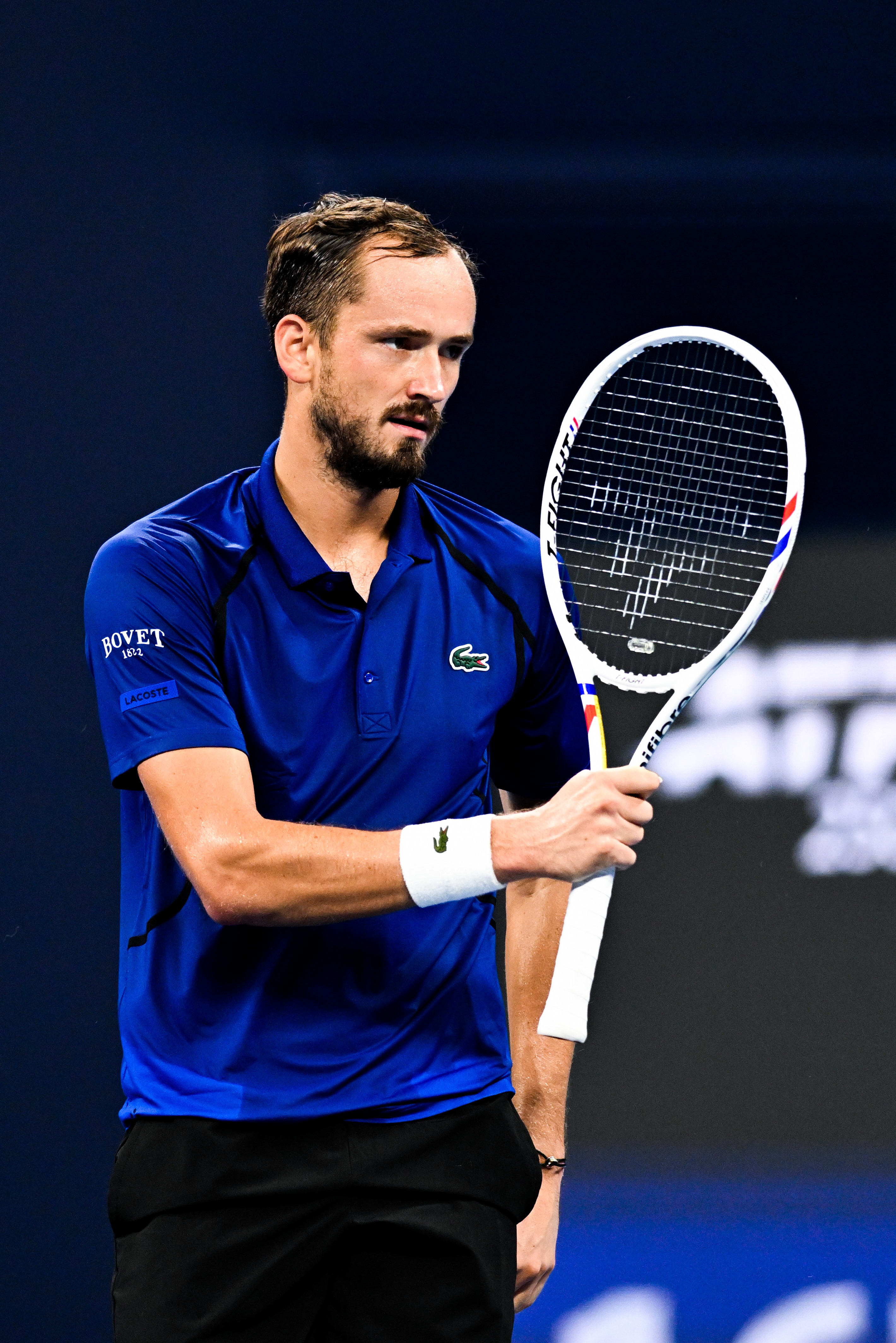 ATP杭州赛男单第二轮，头号种子梅德韦杰夫轰出16记Ace球，直落两盘以7-6(