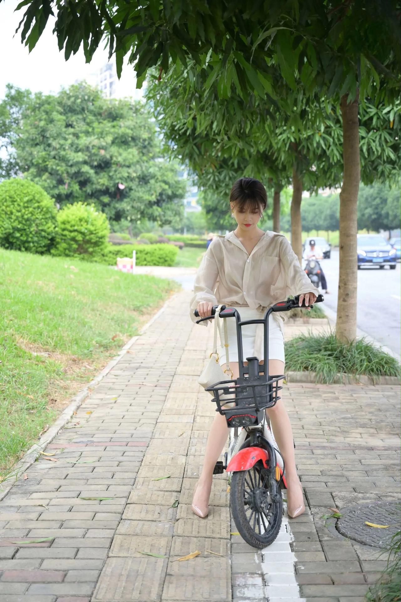 夏天出行，电动车除了晒一点，还是很舒服的。电动车通勤日常
