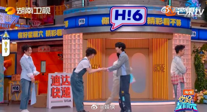 没人能逃过倪妮的深情眼神谁能顶得住倪妮的眼神杀！游戏环节牵手对视氛围感拉满，温柔