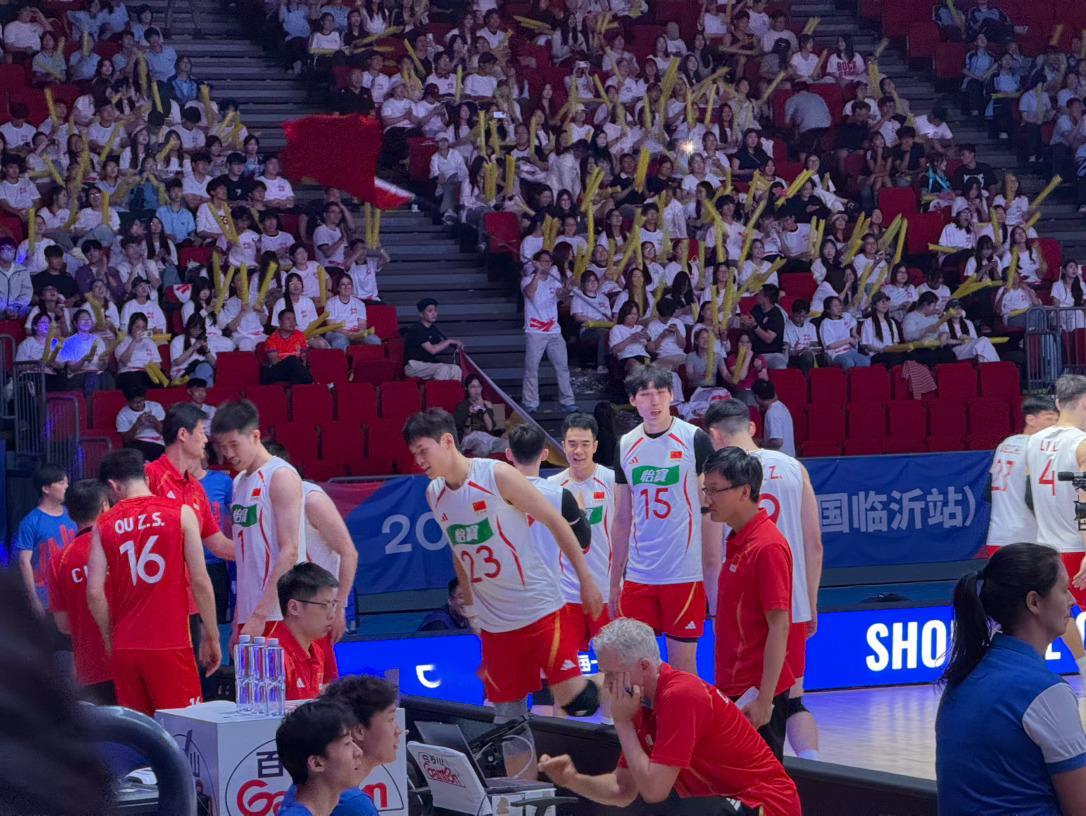 第三局中国🇨🇳男排25-20拿下！李咏臻定海神针的拦网，太牛了！中国男排vs