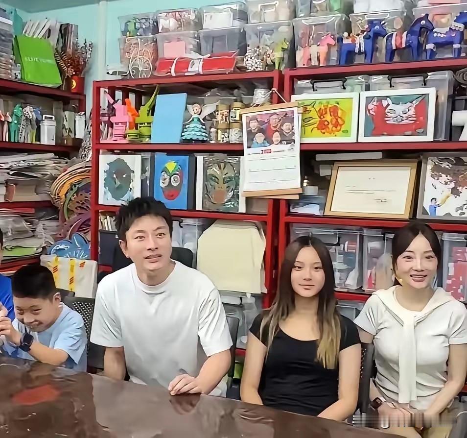 在甜馨的心目中，估计让爸爸妈妈陪在她一起是最开心的事情，据甜馨透露她妈妈这三年来