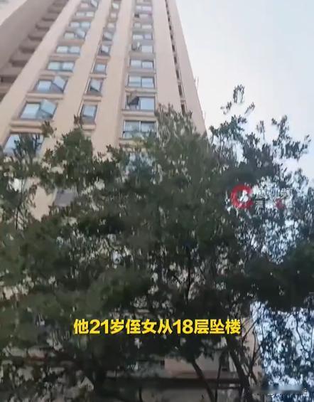 浙江嘉兴，一对情侣相处后感情升温，为了每天都可以腻歪在一起，就搬到出租屋内同居，