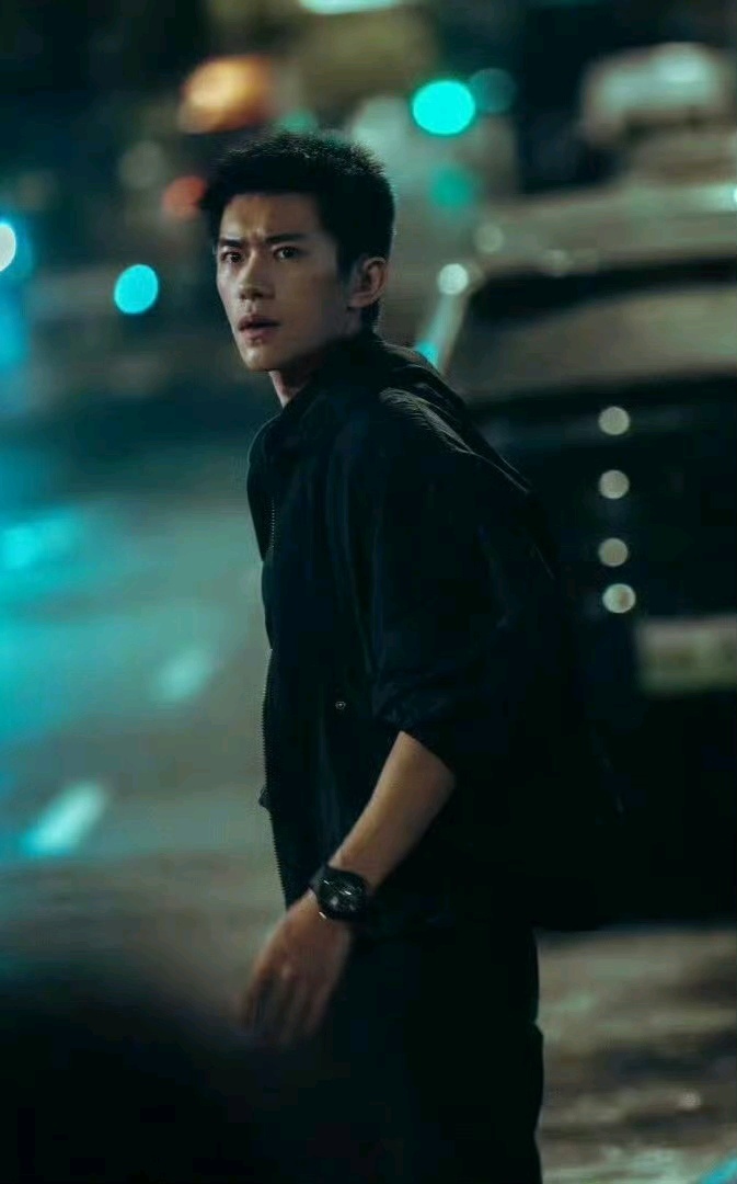 惊蛰无声定档张艺谋加四字那无敌了，四字的片子质量都有保证，他第一次演警察吧，好久