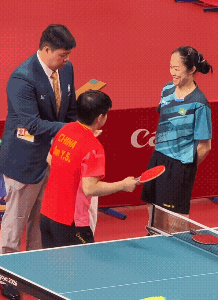 孙颖莎亚运会首秀告捷，3:0横扫梁安娜帮助中国乒女团将比分扳平，目前国乒女团1: