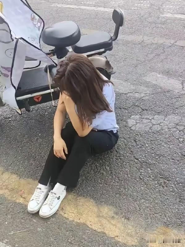 湖北武汉，女子骑电动车经过一医院门口时，撞倒了数辆电动车和一辆摩托车。摩托车车主