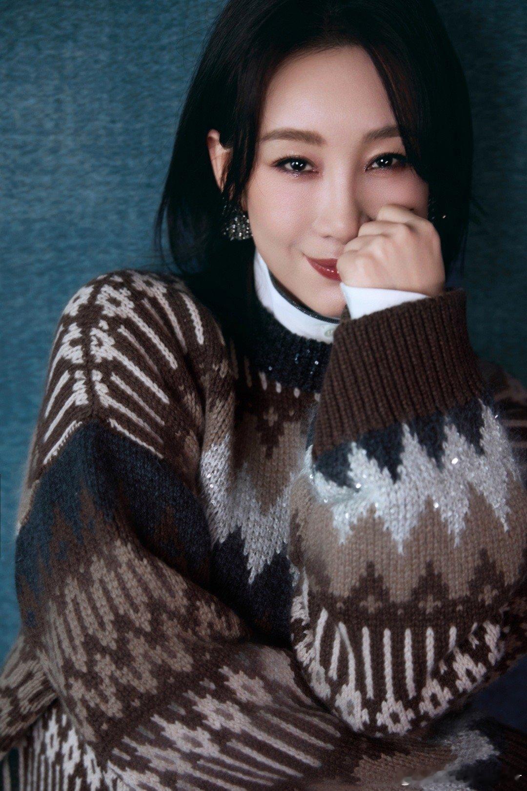 秦海璐沈阳出席品牌活动，完美诠释冬日女神范！简约高领针织衫衬托出众气质，在点亮圣