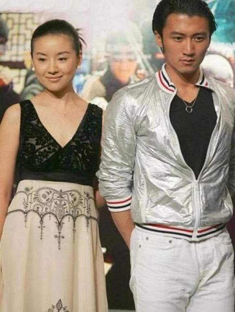 谢霆锋与董洁早期合影，两人参加活动时，同框的画面。

那时的两人也就二十来岁的样